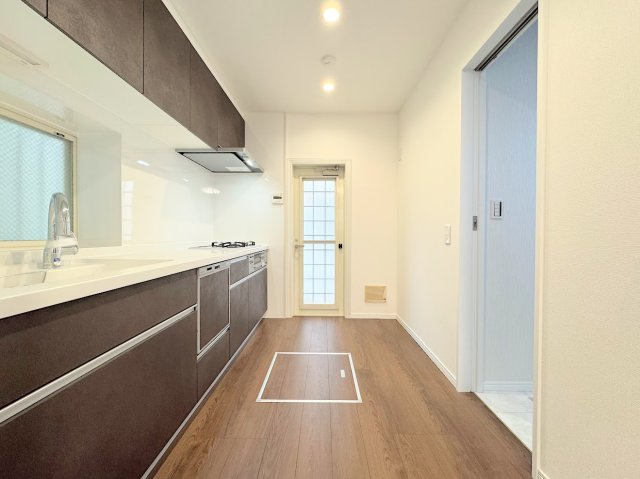 泉区白百合３丁目　中古戸建てのキッチン|◆ご家族皆さんで調理ができる位のスペースを実現したキッチン空間となっております。みんなで作った料理を召し上がりながらの会話は、どのような物になるのでしょうか。