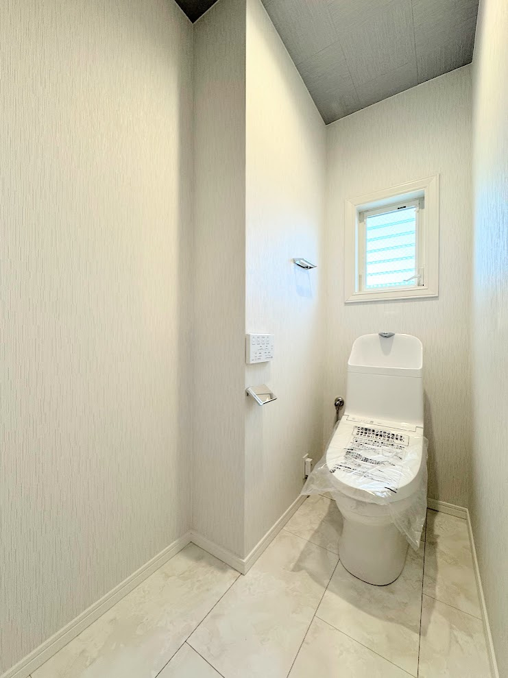 泉区白百合３丁目　中古戸建てのトイレ|◆清潔感のある白を基調とした落ち着ける空間。小窓をもうけていますので、こもりやすい空気の入れ替えも簡単に行えますね！