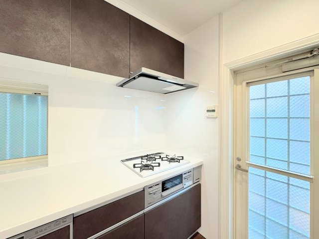 泉区白百合３丁目　中古戸建てのキッチン|◆長い時間滞在するキッチンだからこそ、食事の準備を楽しい時間に、忙しい時でもスムーズに無駄なく作業できる、お手入れも簡単にできるなど、毎日を楽しくするキッチンスペースに仕上げました。