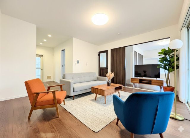 泉区白百合３丁目　中古戸建ての居間・リビング|◆家族で食卓を囲むダイニングスペースと、ソファでゆったりくつろぐリビングスペースがしっかり区切られているので家具の配置や用途を使いわけしやすいです。(家具はイメージです)