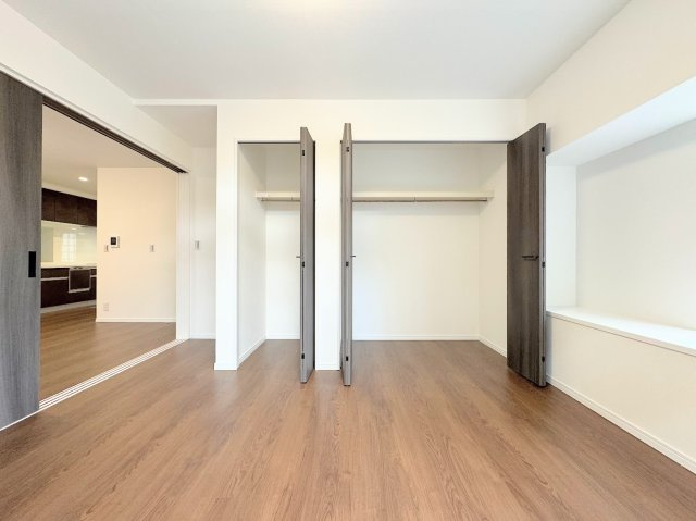 泉区白百合３丁目　中古戸建ての洋室|◆気持ちの良い風が室内へ入り込む居室。家具を配置しても広々ご利用いただける快適空間。