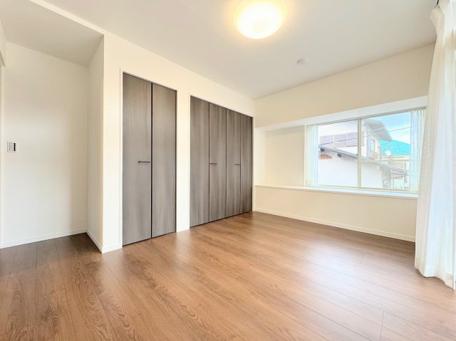 泉区白百合３丁目　中古戸建ての洋室|◆室内はいつも明るい印象なので気持ちの良い朝を迎えられます。各部屋にはクローゼットを完備しており、収納が多いお家はすっきりして快適空間です。