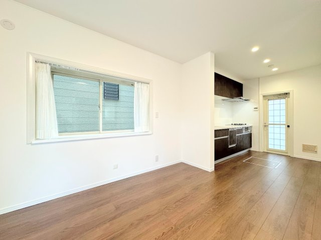 泉区白百合３丁目　中古戸建てのキッチン|◆広々としたリビング・ダイニングは、シックでモダンな内装。落ち着いた雰囲気に包まれて、伸びやかな空間のなかで、ゆったりと家族団らんのひとときを過ごせます。