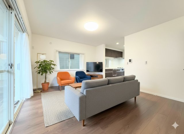 泉区白百合３丁目　中古戸建ての居間・リビング|◆一家だんらんのスペースとなるＬＤＫ。窓から明るい光が差し込み、思わず家族の会話も弾む快適な空間。(家具はイメージです)