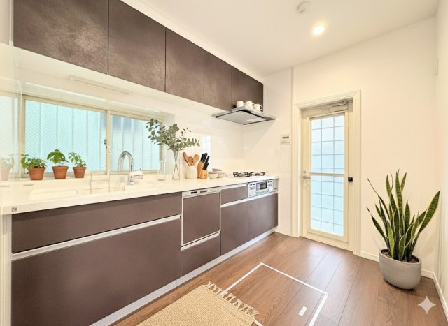 泉区白百合３丁目　中古戸建てのキッチン|◆デザイン性と機能性を兼ね備えたキッチンです。リビングスペースとの一体感が生まれ、広々空間を演出してくれます。(家具はイメージです)