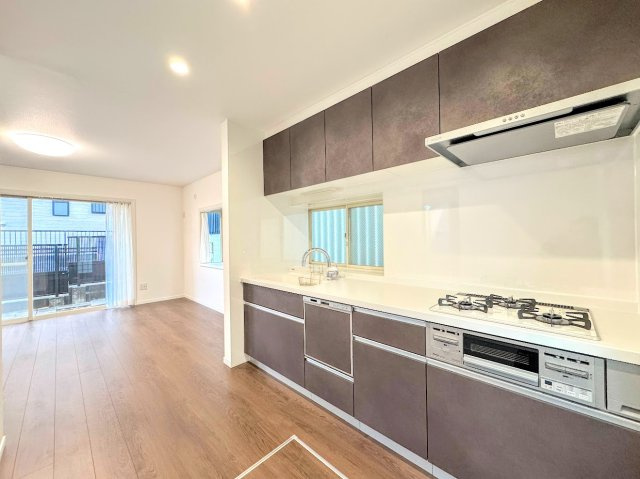 泉区白百合３丁目　中古戸建てのキッチン|◆ご家族皆さんで調理ができる位のスペースを実現したキッチン空間となっております。みんなで作った料理を召し上がりながらの会話は、どのような物になるのでしょうか。(家具はイメージです)