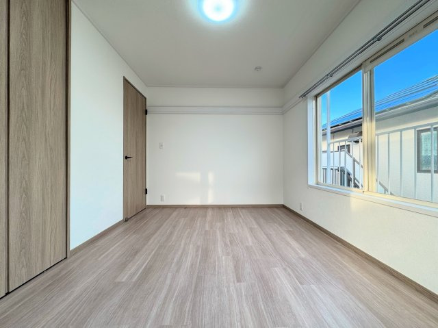 保土ヶ谷区法泉3丁目　中古戸建て　第1の洋室|◆感性をプライベートルームはシンプルでスマートな空間。好みの空間で読書をしたり、音楽を聞いたりと一人の時間も充実したものにできます。