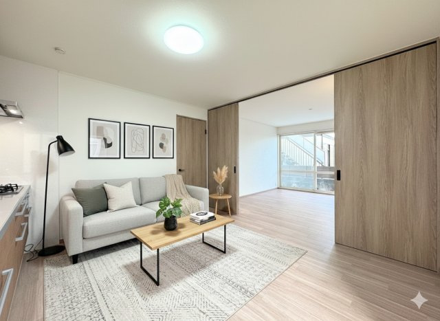 保土ヶ谷区法泉3丁目　中古戸建て　第1の居間・リビング|◆一家だんらんのスペースとなるＬＤＫ。窓から明るい光が差し込み、思わず家族の会話も弾む快適な空間。(家具はイメージです)