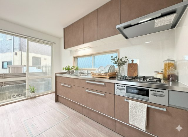 保土ヶ谷区法泉3丁目　中古戸建て　第1のキッチン|◆デザイン性と機能性を兼ね備えたキッチンです。リビングスペースとの一体感が生まれ、広々空間を演出してくれます。(家具はイメージです)