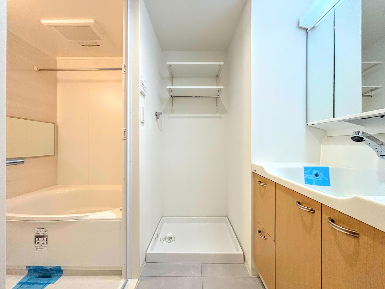 東戸塚緑の街四号棟の洗面所|◆毎日使う場所だから、機能的で使いやすさに配慮したパウダールーム。すっきりと使えるように収納も豊富にご用意しています。
