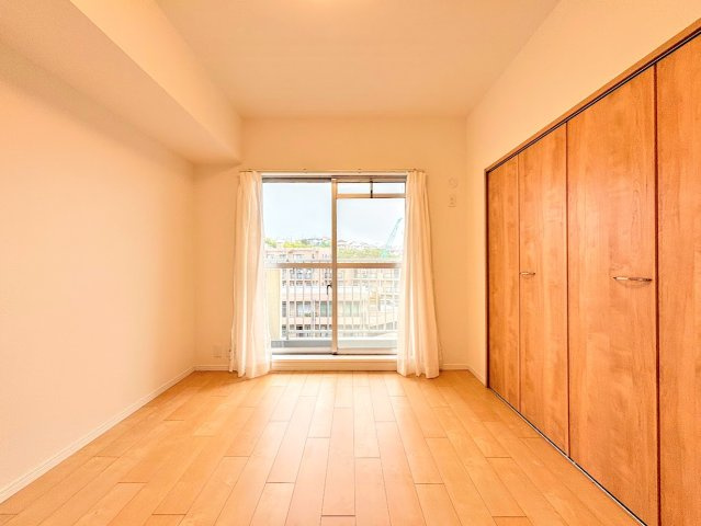 東戸塚緑の街四号棟の洋室|◆気持ちの良い風が室内へ入り込む居室。家具を配置しても広々ご利用いただけます！！
