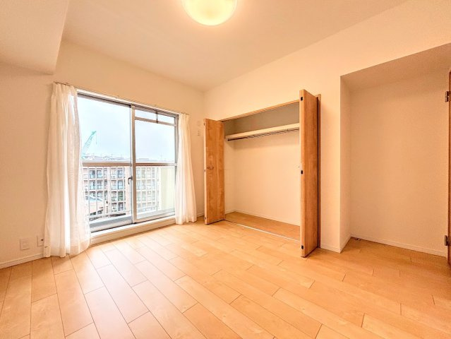 東戸塚緑の街四号棟の洋室|◆暮らし心地を大きく左右する収納を、適材適所に配置し使い勝手を考慮しました。空間を余すところなく有効利用した収納は生活空間をより豊かなものにしてくれるでしょう。
