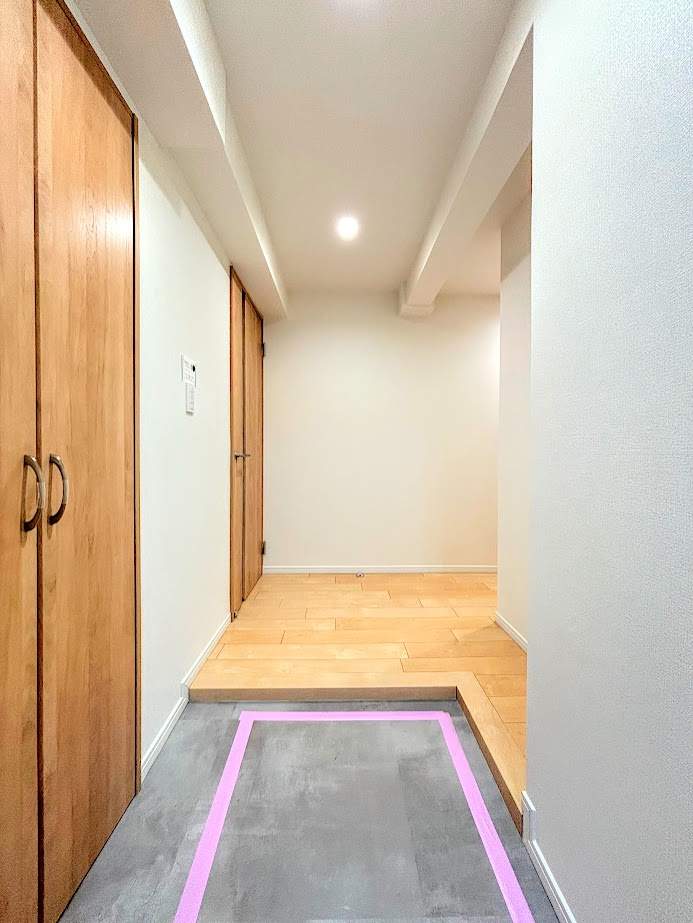 東戸塚緑の街四号棟の玄関|◆明るい玄関です！散らかりやすい玄関もスッキリする大容量のシューズボックス付き。
