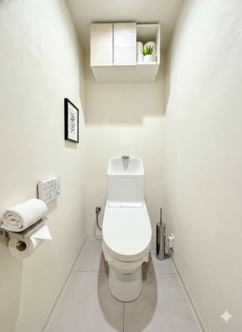 東戸塚緑の街四号棟のトイレ|◆清潔感のある白を基調とした落ち着ける空間。小窓をもうけていますので、こもりやすい空気の入れ替えも簡単に行えますね！
