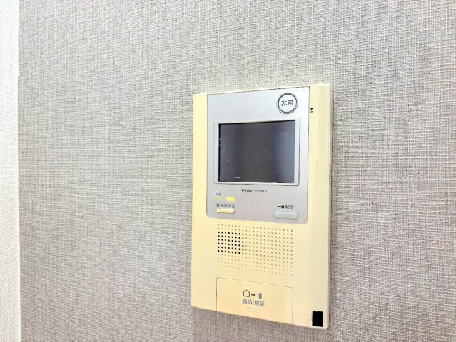 東戸塚緑の街四号棟のセキュリティ|◆玄関に行かなくても来訪者が確認でき、ハンズフリーで会話をすることが出来ます。モニターを確認する事によって防犯効果も高まります。
