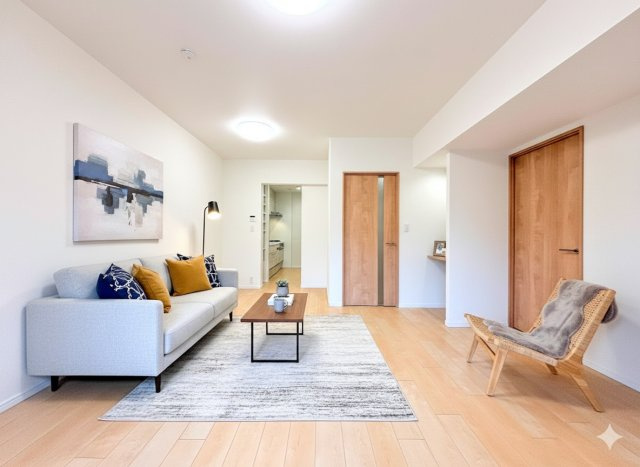 東戸塚緑の街四号棟の居間・リビング|◆一家だんらんのスペースとなるＬＤＫ。窓から明るい光が差し込み、思わず家族の会話も弾む快適な空間。