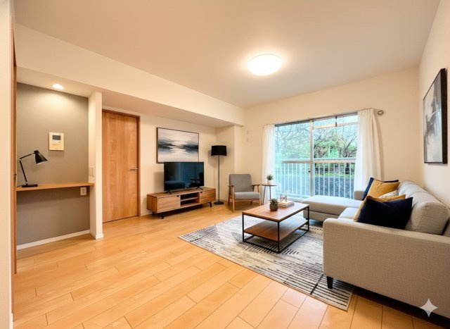 東戸塚緑の街四号棟の居間・リビング|◆一家だんらんのスペースとなるＬＤＫ。窓から明るい光が差し込み、思わず家族の会話も弾む快適な空間。
