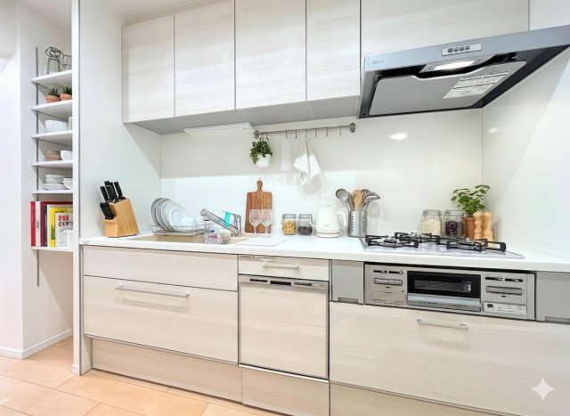 東戸塚緑の街四号棟のキッチン|◆リビングは一日中太陽の光が射し込みます。家族が集まる空間は、自然と笑顔が溢れます！
