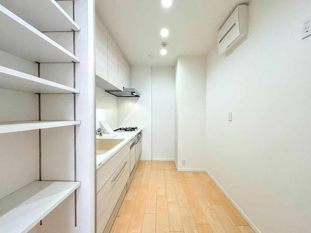 東戸塚緑の街四号棟のキッチン|◆デザイン性と機能性を兼ね備えたキッチンです。リビングスペースとの一体感が生まれ、広々空間を演出してくれます。
