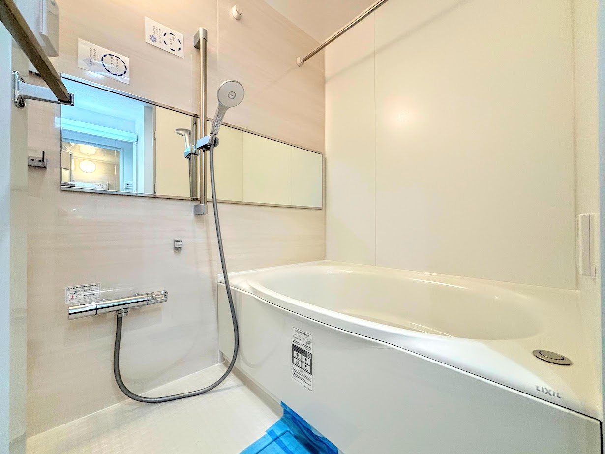 東戸塚緑の街四号棟の浴室|◆お子様と一緒にバスタイムを楽しめる広々空間。浴室乾燥機付で心地よいバスタイムを実現します。
