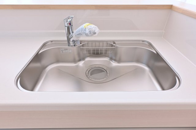 【キッチン】 | 太田市新田木崎町第10　アーネストワン　2号棟 | システムキッチンは女性目線で設計されており、シンクも広く使いやすい設計です♪