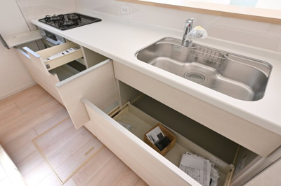 【キッチン】 | 太田市新田木崎町第10　アーネストワン　2号棟 | 家族並んで料理ができるワイドカウンターのキッチン♪ 
スライド収納でラクラク収納できます♪  