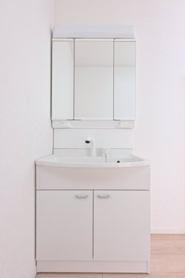 【独立洗面台】 | 太田市新田木崎町第10　アーネストワン　2号棟 | 3面鏡付きの洗面台は後ろが見えるのでヘアセットがバッチリ決まります！