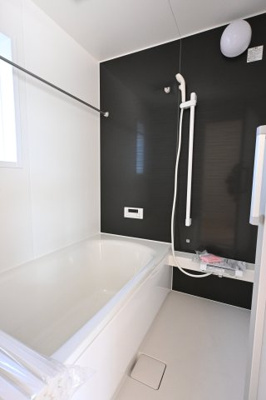 【浴室】 | 太田市新田木崎町第10　アーネストワン　2号棟 | 清潔感あるお風呂はフルオートバスでお湯張りもラクラク♪
お風呂は窓があるので換気もできます。