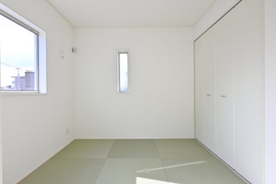 【和室】 | 太田市新田木崎町第10　アーネストワン　2号棟 | 和室は居室としてはもちろんお子様の遊び場としてもピッタリです♪