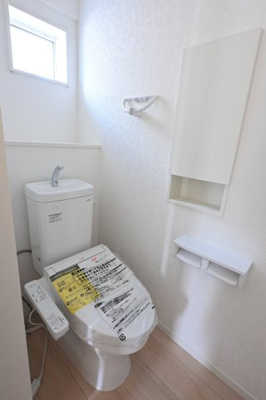 【トイレ】 | 太田市新田木崎町第10　アーネストワン　2号棟 | 暖房便座などがついた高機能洗浄機能付きトイレです。