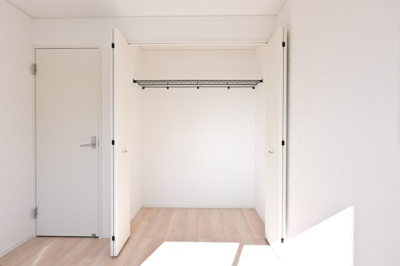 【収納】 | 太田市新田木崎町第10　アーネストワン　2号棟 | 2階の各居室にはしっかりとした容量のスペースを確保しているので、お部屋は美しい空間を保てますね♪