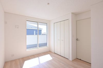 【洋室】 | 太田市新田木崎町第10　アーネストワン　2号棟 | 2階のベッドルームはバルコニーとつながっています。
たっぷり光が入るので気持ちよく目覚められます♪ 