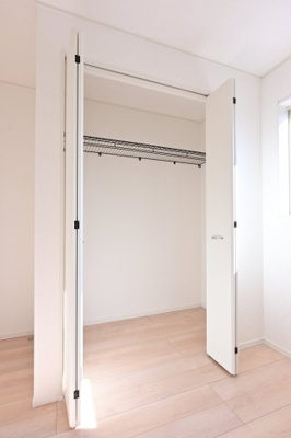 【収納】 | 太田市新田木崎町第10　アーネストワン　2号棟 | 寝室には大容量のクローゼットがついておりおしゃれなご家族もうれしい空間です♪