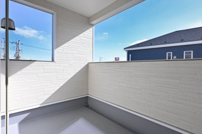 【バルコニー】 | 太田市新田木崎町第10　アーネストワン　2号棟 | バルコニーは屋根付きのインナーバルコニーとなっております。
洗濯物を突然の雨から守ってくれます♪