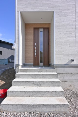 【玄関】 | 太田市新田木崎町第10　アーネストワン　2号棟 | 屋根付きの玄関は雨の日のぬれずに出入りすることができます！
ダブルロックドアで防犯性も◎