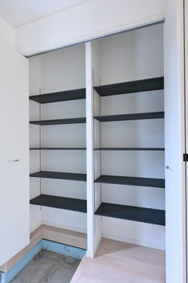 【収納】 | 太田市新田木崎町第10　アーネストワン　2号棟 | 天井までの高さがあるたっぷり玄関収納。可動棚で調整可能ですので、背の高いブーツもすっぽり収まります。