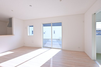 【居間・リビング】 | 太田市新田木崎町第10　アーネストワン　2号棟 | 広々としていて明るい日差しもたくさん入ってきます。家具を置いてもゆとりある空間となっております♪