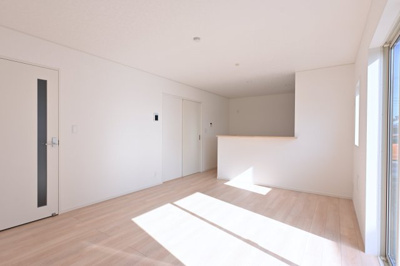 【居間・リビング】 | 太田市新田木崎町第10　アーネストワン　2号棟 | お友達を呼んでホームパーティーもできる広々ダイニングです♪