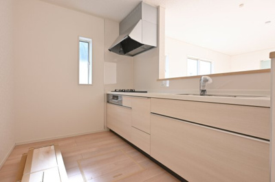 【キッチン】 | 太田市新田木崎町第10　アーネストワン　2号棟 | 人気の対面式キッチン。お食事の準備をしながらでもご家族とのコミュニケーションを楽しめます♪