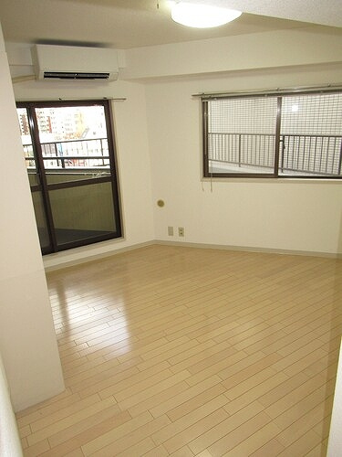 ライオンズマンション初台第３の居間・リビング|洋室