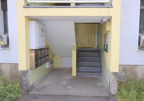 ビレッジハウス荒木1号棟のエントランス