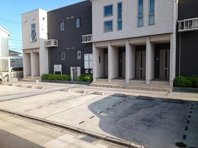 ガーデンスクエアＡの駐車場