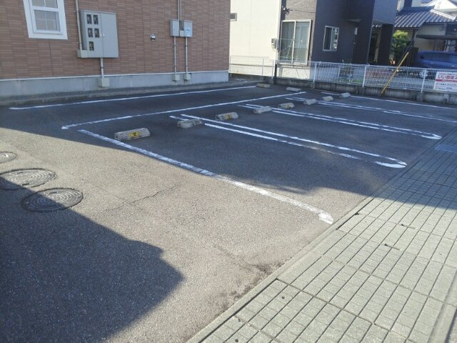 ファミール　ハウスⅥの駐車場