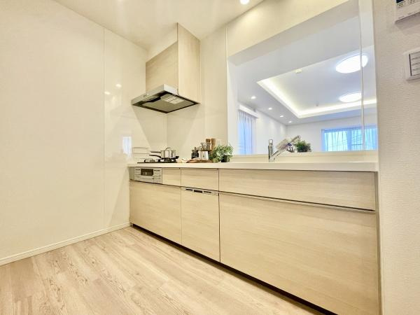 【キッチン】 | ファミール鷺沼 | キッチンスペースは広々しており、調理の効率が上がる３口コンロに、食洗器もついており、家事もはかどります♪