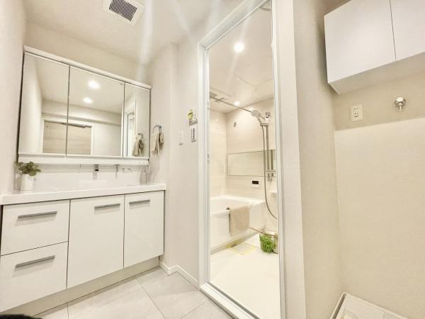 【独立洗面台】 | ファミール鷺沼 | 十分な大きさの洗面台は収納力大。身だしなみチェックや歯磨きなど、朝の慌ただしい時間でも余裕とゆとりを感じられます♪