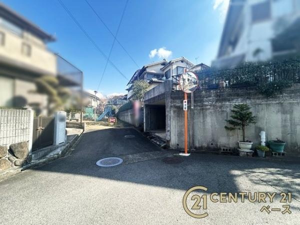 生駒郡平群町北信貴ケ丘２丁目　一戸建の前面道路含む現地写真|おうちのすぐ前には公園があり、お子様にとっても安心です！