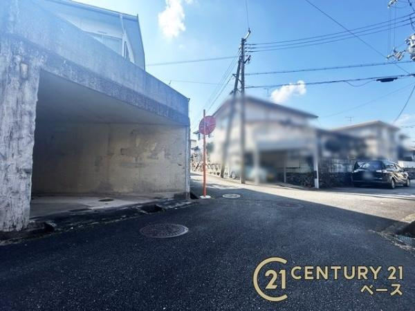 生駒郡平群町北信貴ケ丘２丁目　一戸建の前面道路含む現地写真|■現地撮影写真■前面道路は広々約４．６ｍでお車の出し入れも楽々！