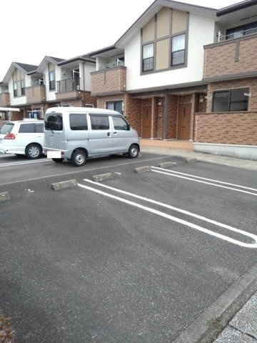 メゾングレイスＢの駐車場