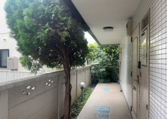 【その他】 | パレ・ドール淵野辺 | 物件によっては、入居者が個人的に使用できる専用庭がついているものもあります。また、住宅の中にある土間の部分を庭と呼ぶこともあります。庭の用途は住む人によって変わり、それによってデザインもさまざまです。
