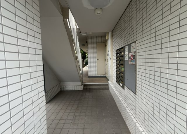 【受付】 | パレ・ドール淵野辺 | 受付はマンションコンシェルジュがいる場合もあれば、管理人が滞在する小部屋を総称して呼ぶことがあります。主にエントランスに設置されていることから、防犯面でも期待ができます。防犯設備がない場合はより安心！